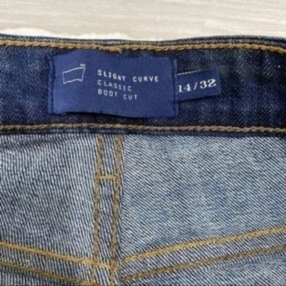 Levi’s women’s slight curve classic boot cut jean
Size 14/32 color Blue - Picture 6 of 9
